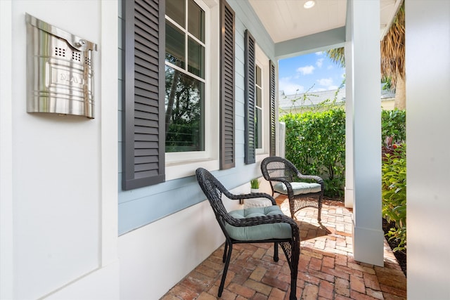 balcony featuring covered porch