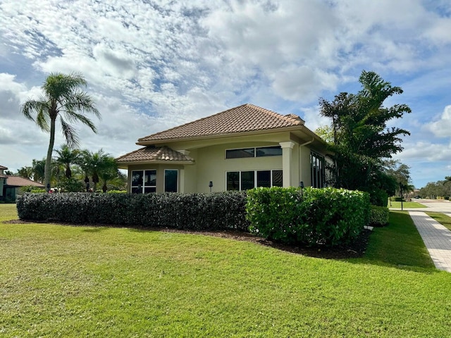 back of house featuring a lawn