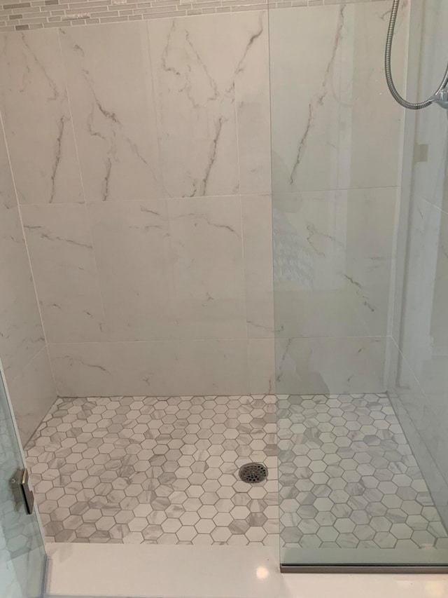 bathroom featuring tiled shower