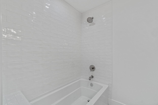 bathroom featuring tiled shower / bath combo