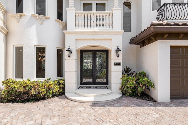 property entrance featuring a balcony and a garage