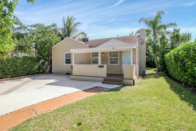 view of front of property with a front yard and a patio area