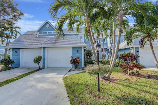 view of front of home featuring a front yard