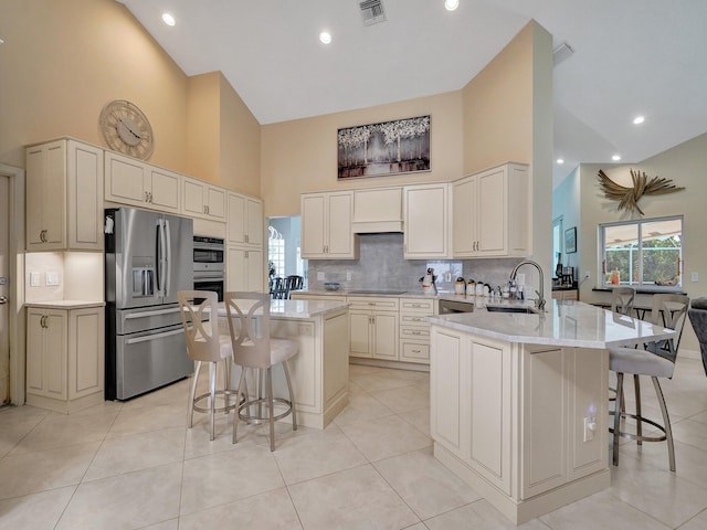 kitchen featuring sink, appliances with stainless steel finishes, kitchen peninsula, and a breakfast bar