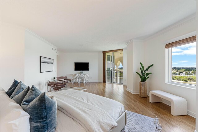 dining area with baseboards and ornamental molding