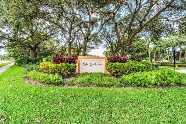 community / neighborhood sign featuring a yard