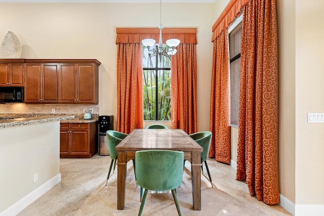 dining area featuring an inviting chandelier