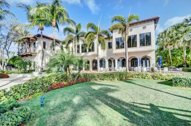 view of front facade with a front lawn