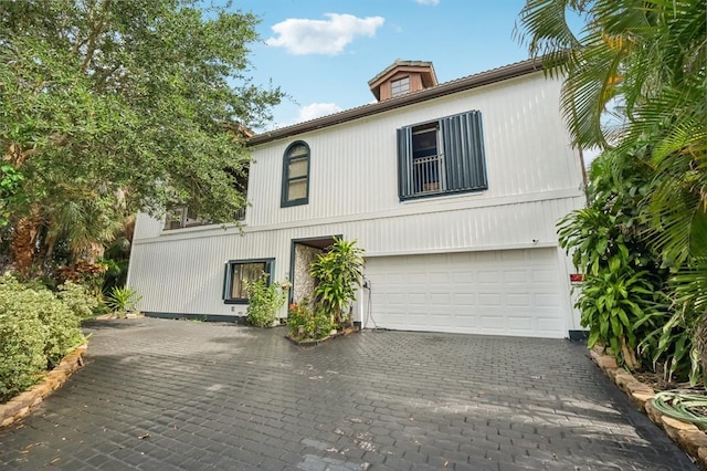 view of front facade featuring a garage