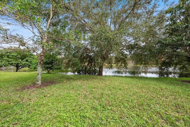 view of yard featuring a water view