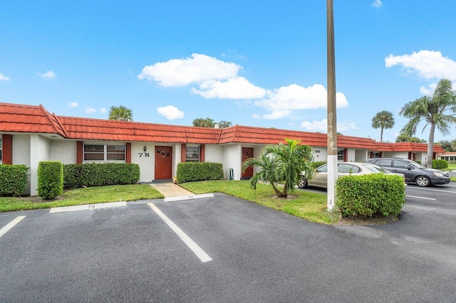 view of front of property featuring a front lawn