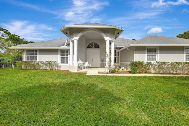 view of front of property featuring a front lawn