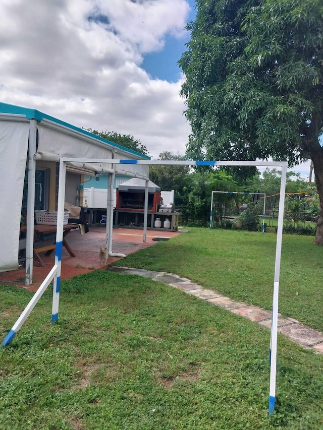 view of yard featuring a patio area