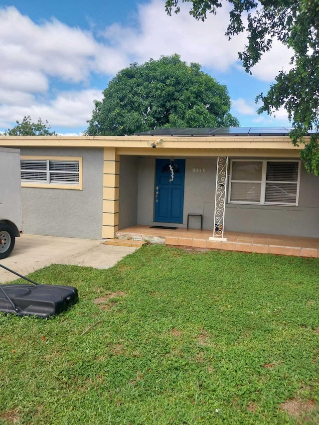 single story home with a front lawn