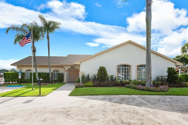 view of front facade featuring a front yard