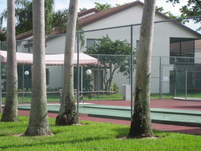 10915 Palm Lake Ave Unit 102, Boynton Beach, FL 33437 - view of property's community with fence