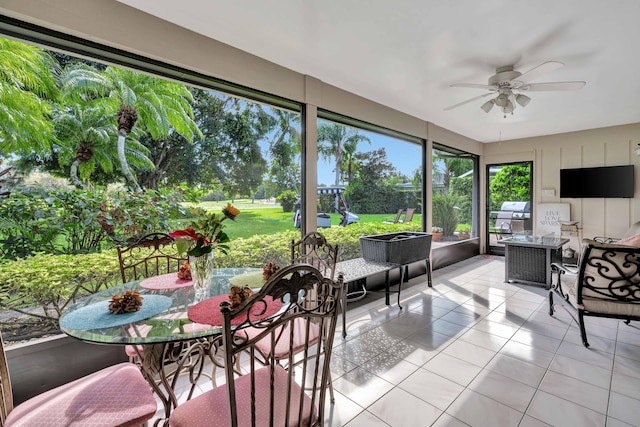 sunroom / solarium with ceiling fan