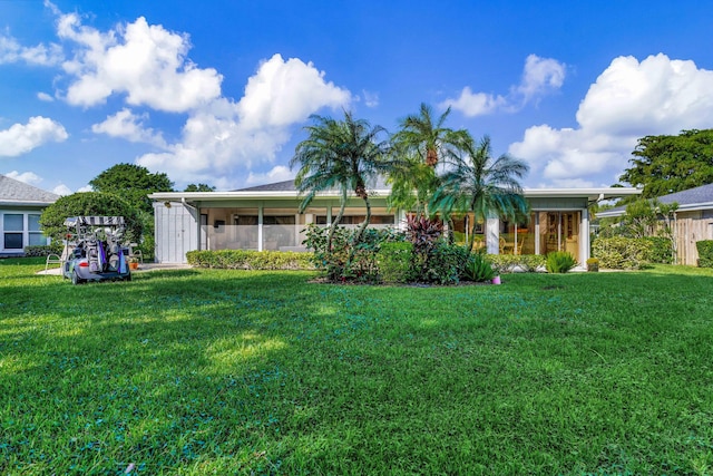 view of front of property featuring a front lawn