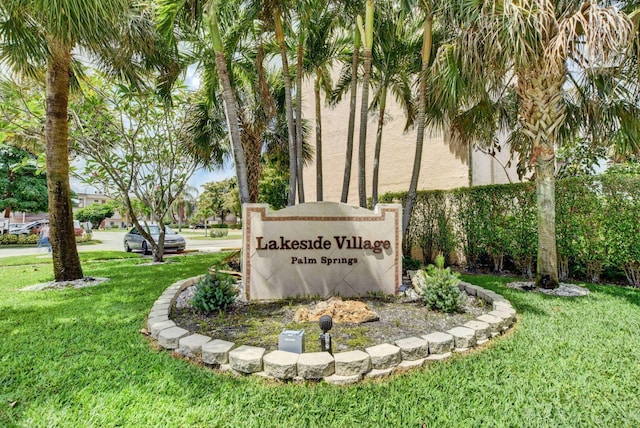 community sign with a lawn