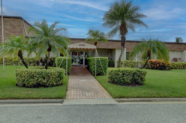 view of front facade with a front yard