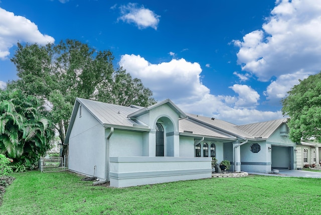 view of front facade featuring a front yard and a garage