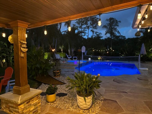 view of swimming pool featuring a jacuzzi and a patio area