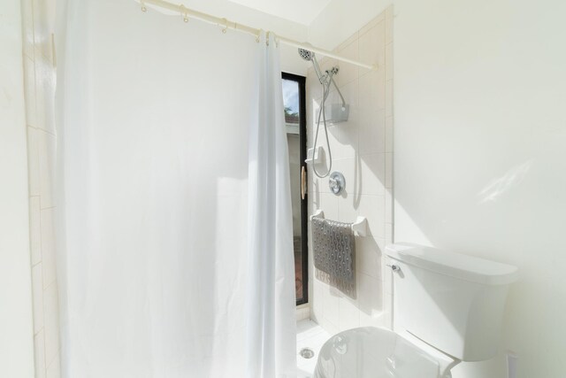 14 Grange Pl, Boynton Beach, FL 33426 - bathroom featuring toilet and a shower with curtain