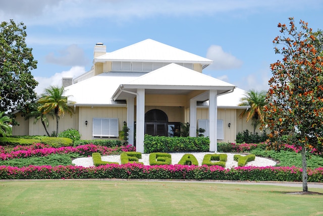 view of front of home featuring a front yard