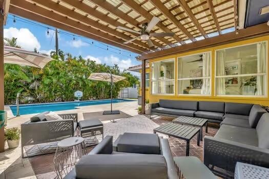 view of patio with outdoor lounge area and ceiling fan