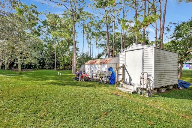 view of yard featuring a storage shed