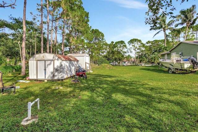 view of yard featuring a storage unit