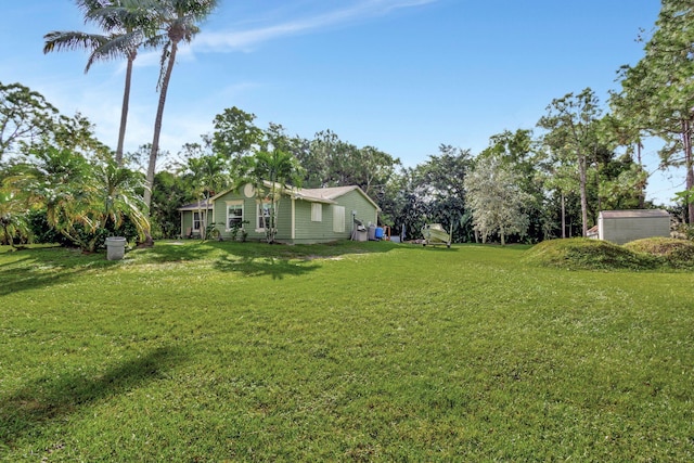 view of yard featuring a storage shed