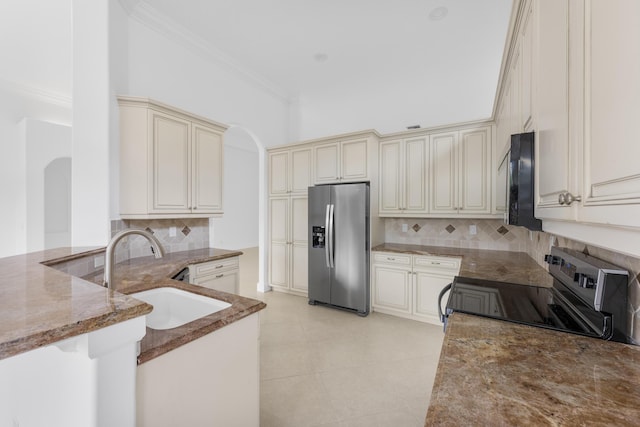 7234 Vesuvio Pl, Boynton Beach, FL 33437 - kitchen featuring arched walkways, a sink, stainless steel fridge, cream cabinetry, and electric stove