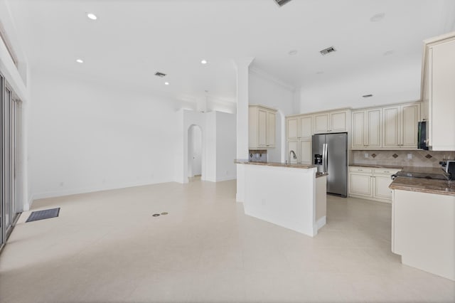 7234 Vesuvio Pl, Boynton Beach, FL 33437 - kitchen featuring open floor plan, cream cabinets, stainless steel fridge with ice dispenser, backsplash, and visible vents