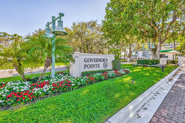 community sign featuring a yard