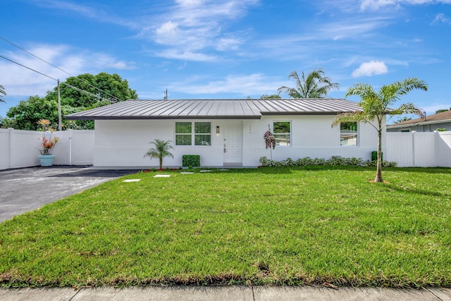 view of front of home featuring a front yard