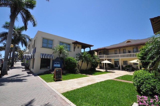 view of front facade with a front lawn