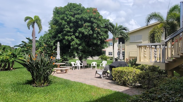 view of yard with a patio area