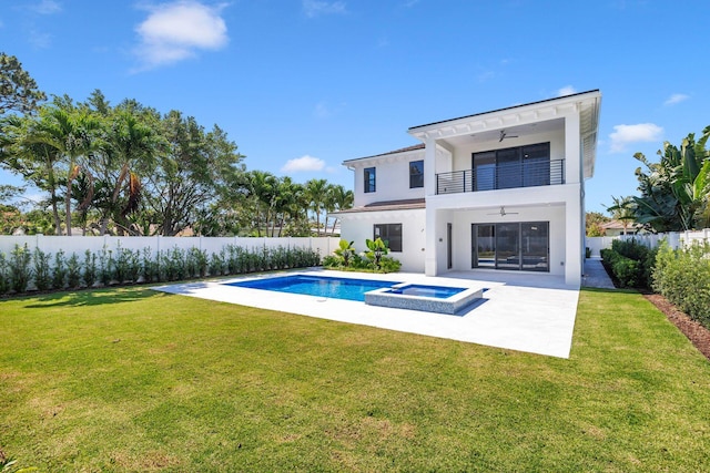 view of swimming pool with an in ground hot tub, a lawn, ceiling fan, and a patio