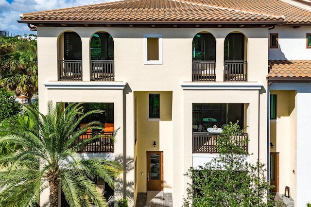 view of front of property featuring a balcony