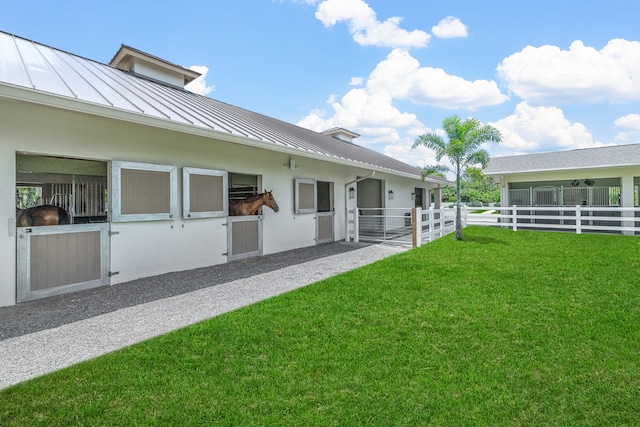 view of yard featuring an outdoor structure