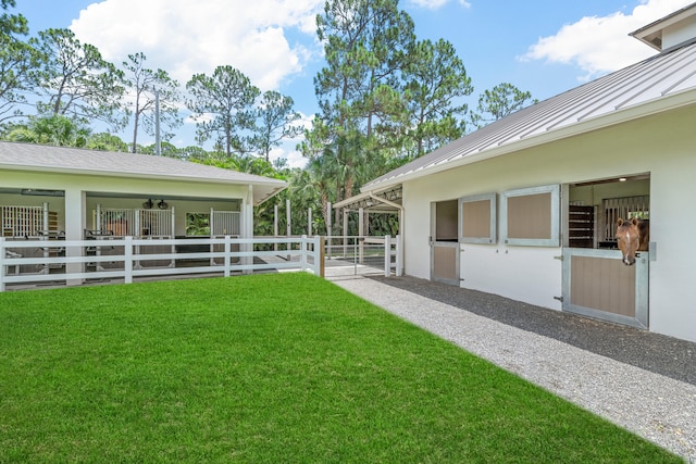 view of yard featuring an outdoor structure