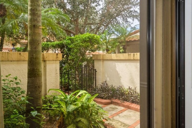 view of yard featuring a patio