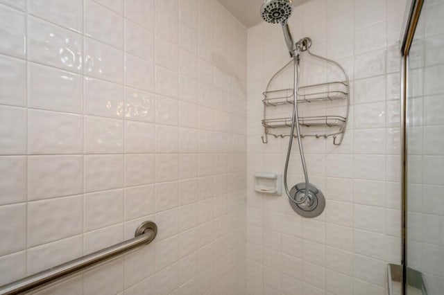 bathroom featuring tiled shower