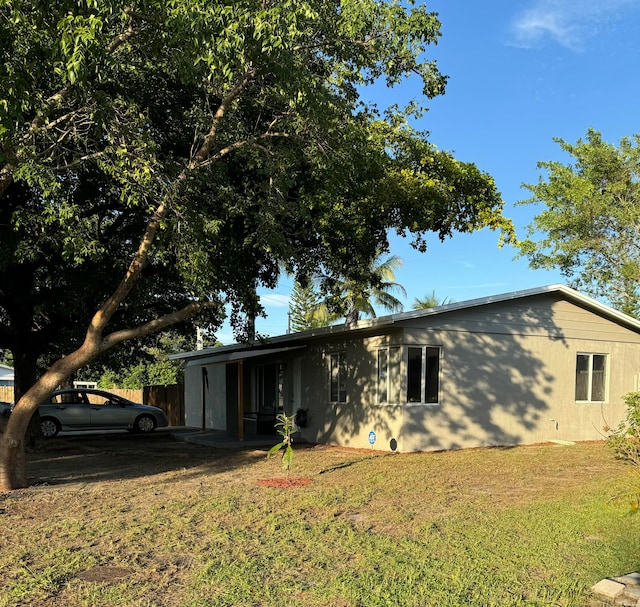 view of front of house featuring a front yard