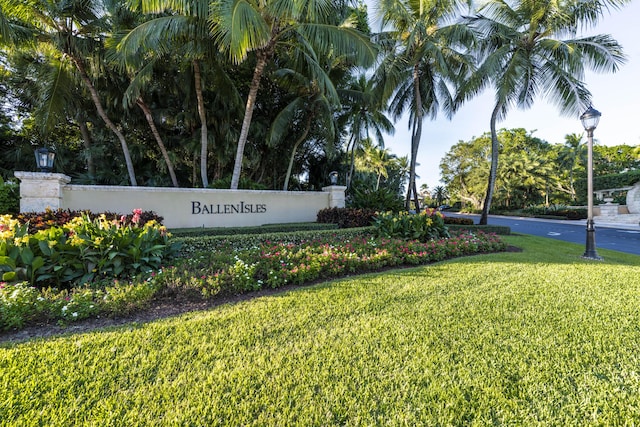 community sign featuring a lawn