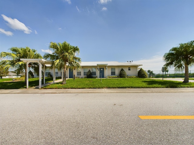 view of front of house featuring a front yard