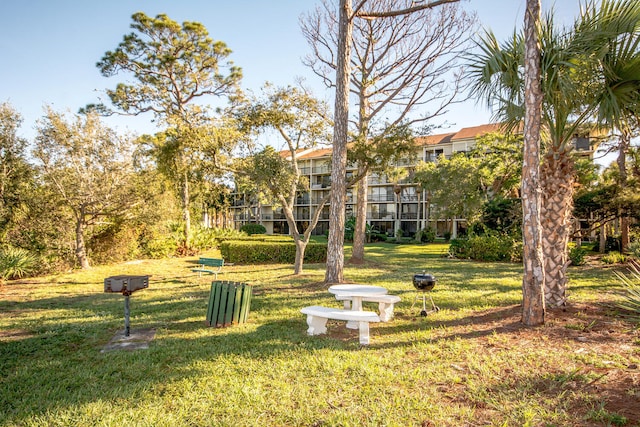 view of property's community featuring a lawn