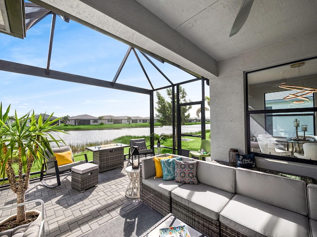 view of patio featuring outdoor lounge area, a lanai, a water view, and ceiling fan