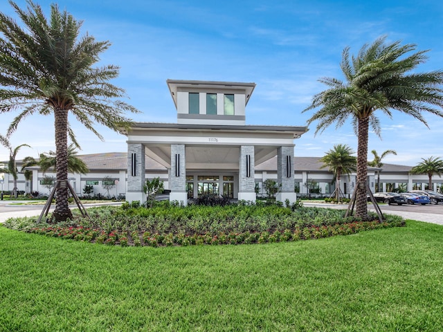 view of front of property featuring a front lawn